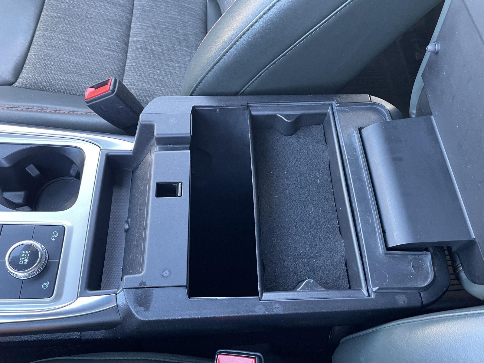 Vehicle photo 33