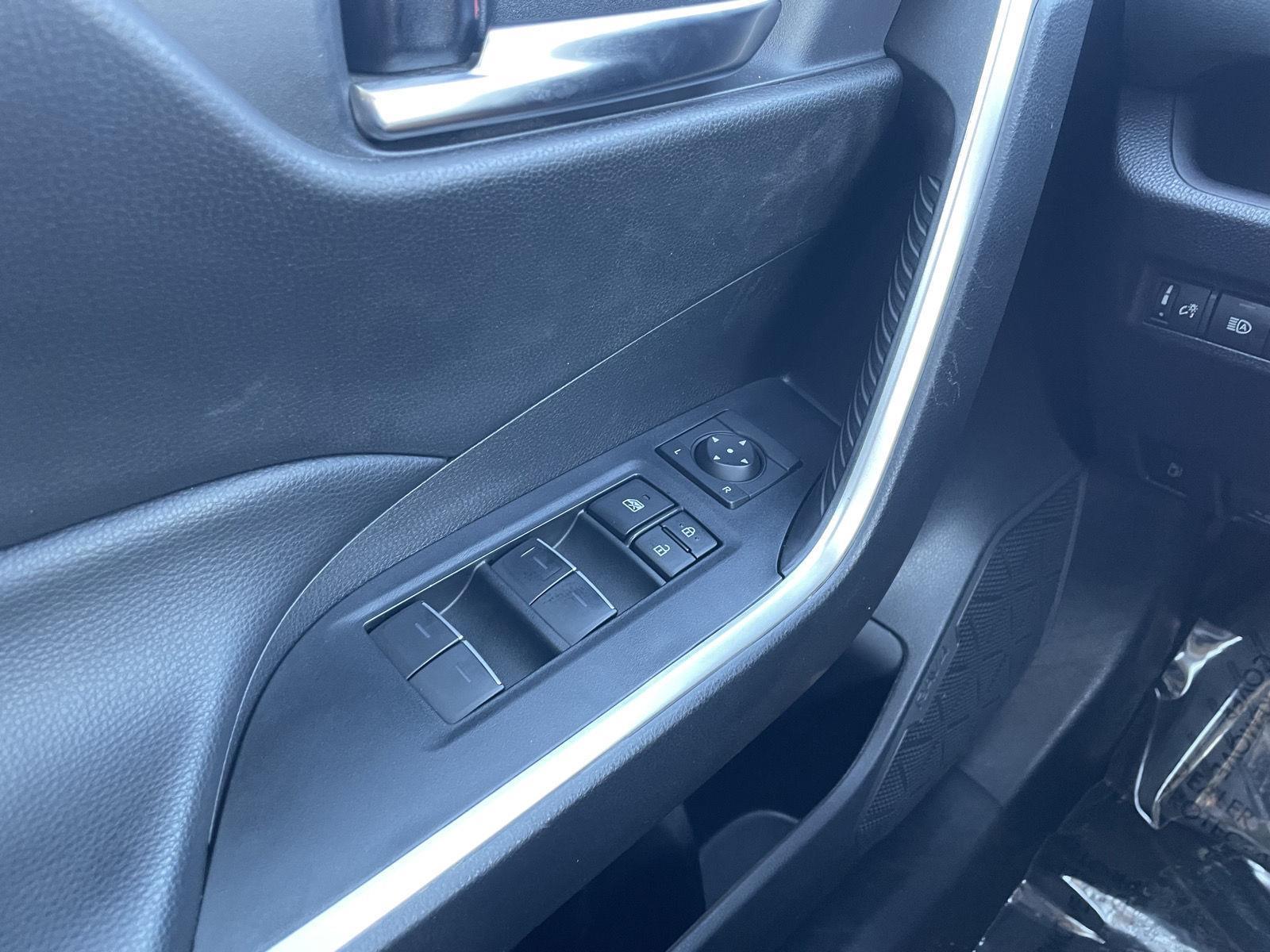 Vehicle photo 28