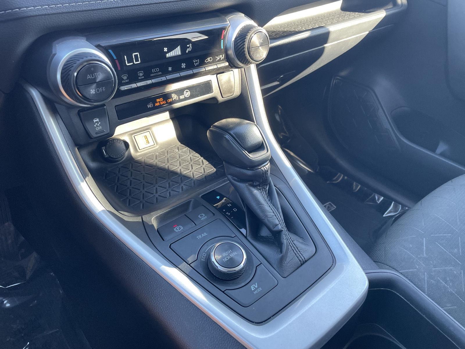 Vehicle photo 29