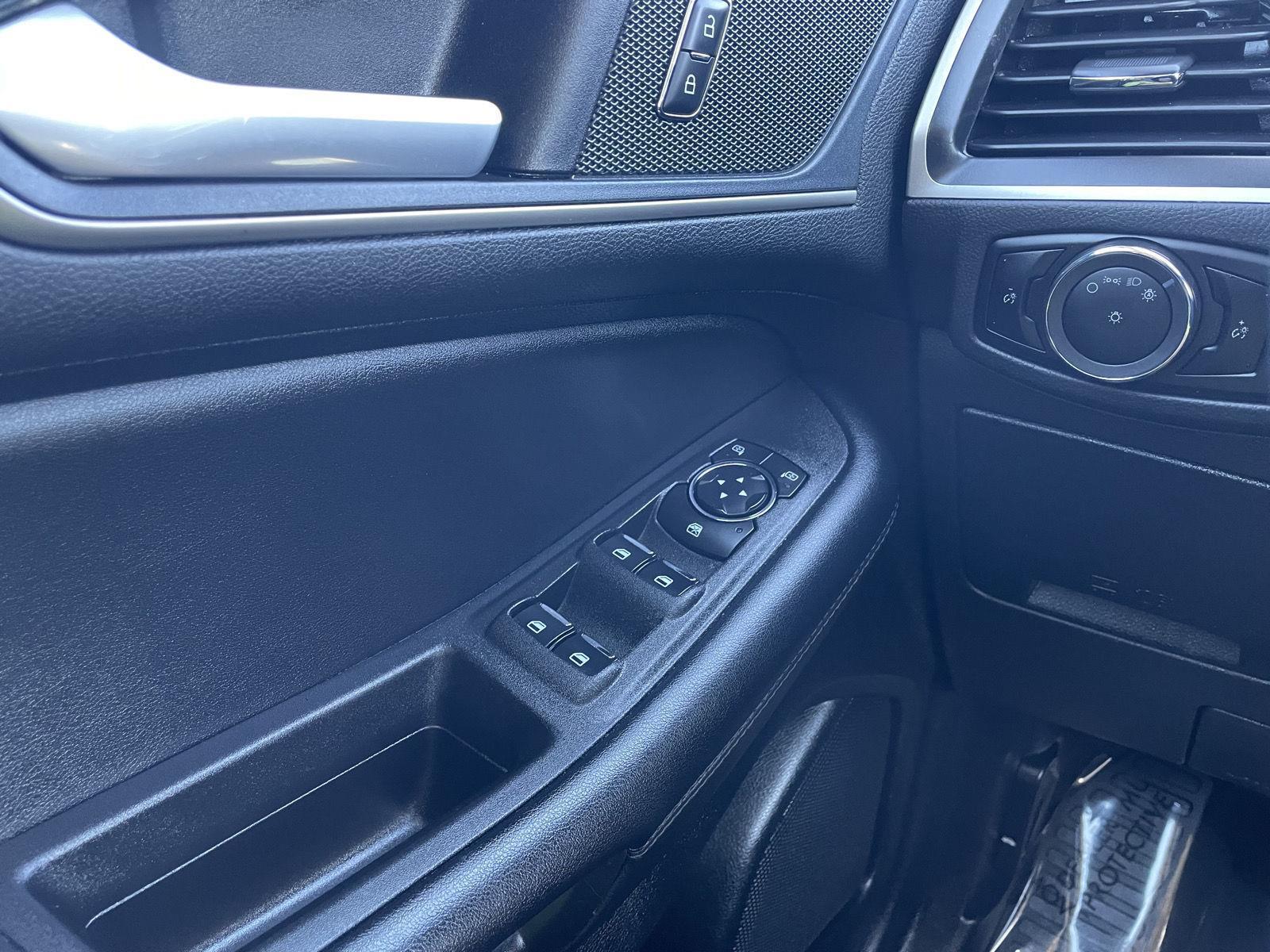 Vehicle photo 28