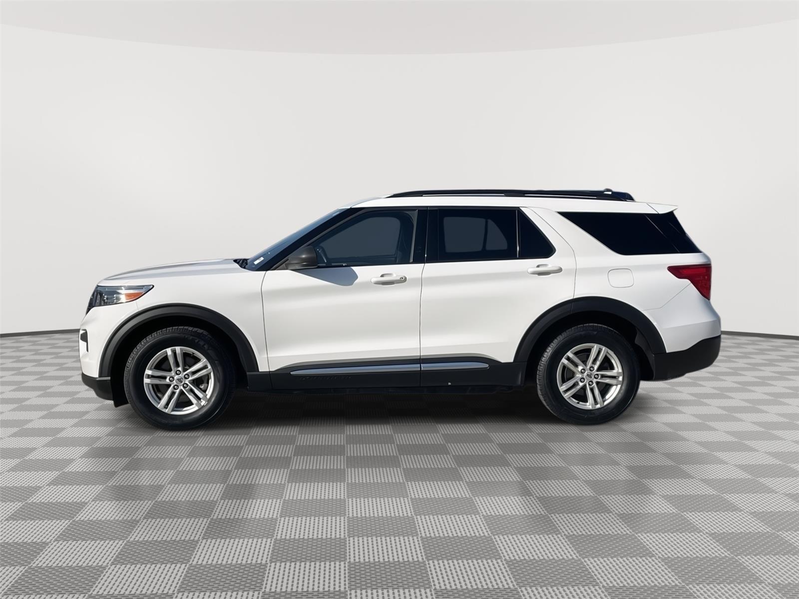 Vehicle photo 2