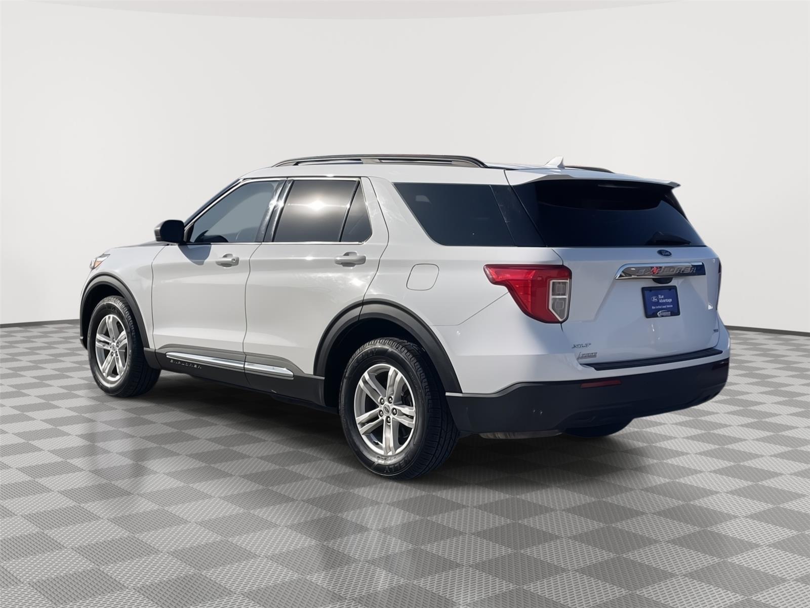 Vehicle photo 9