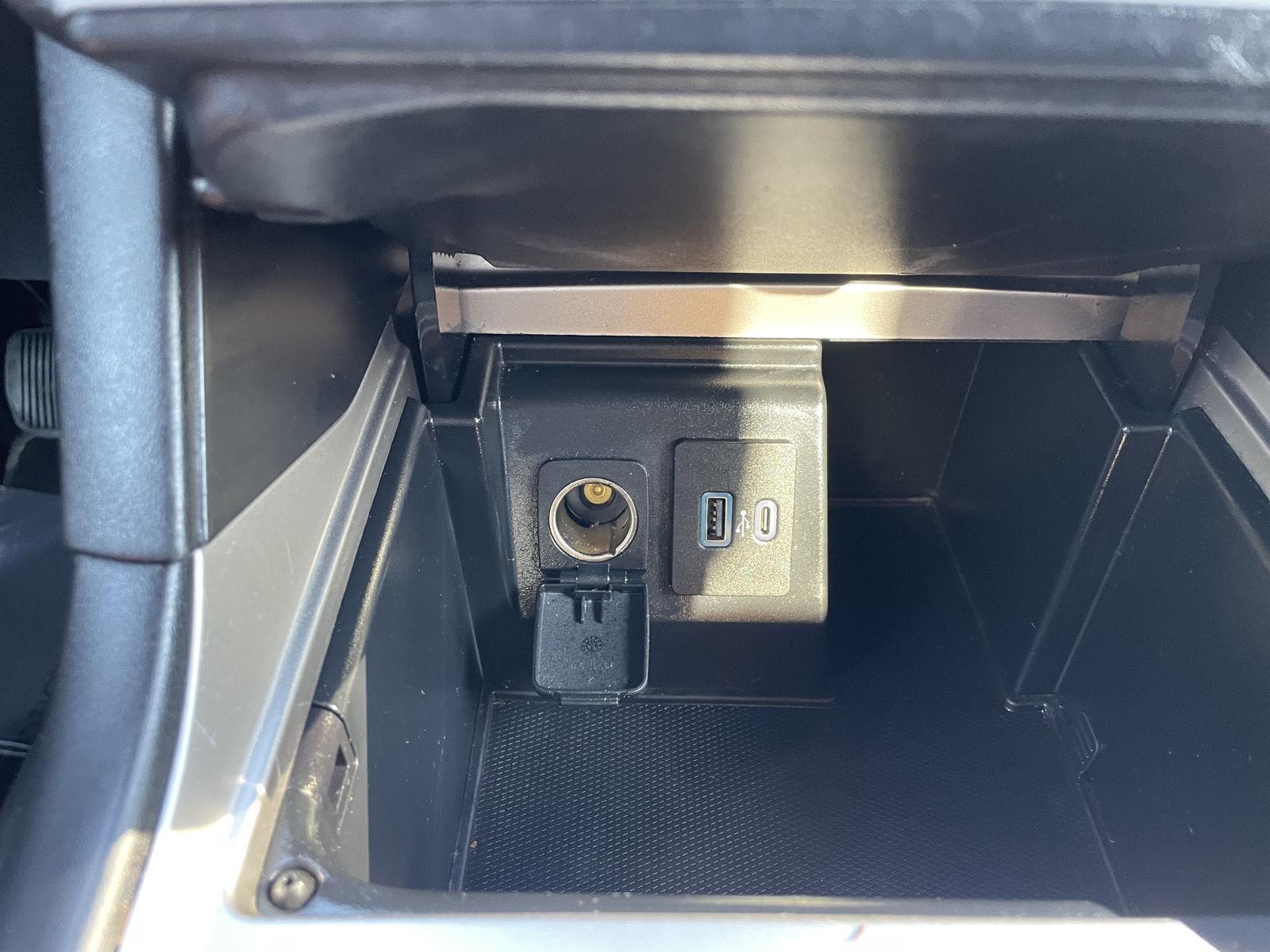 Vehicle photo 29