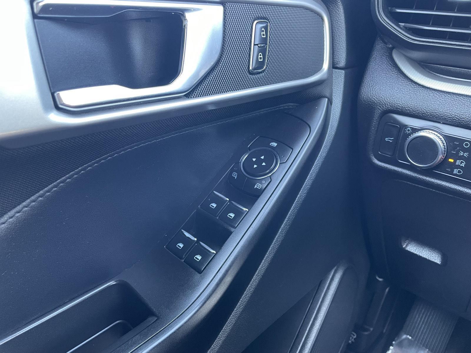 Vehicle photo 30