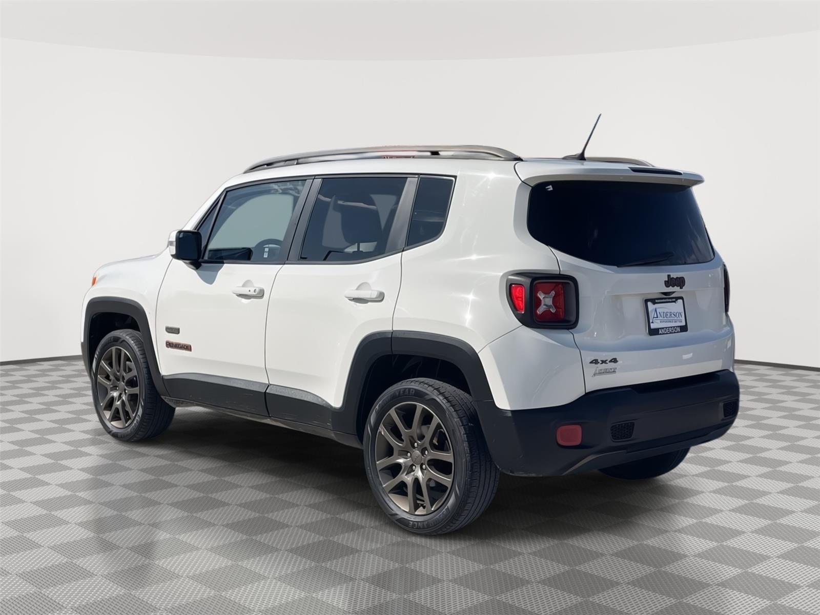 Vehicle photo 9