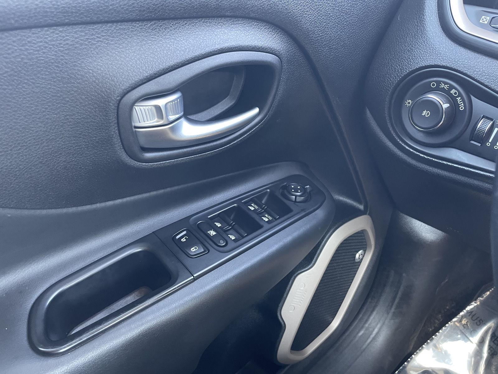 Vehicle photo 28