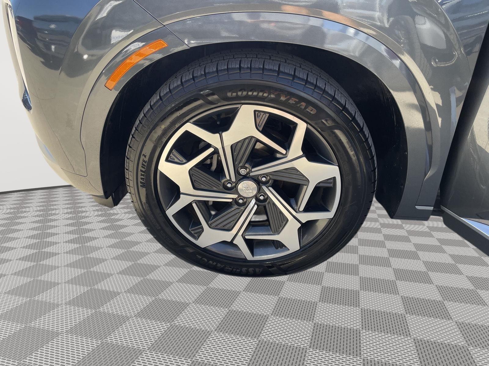 Vehicle photo 10