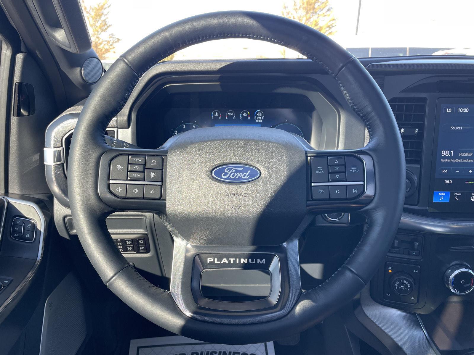Vehicle photo 12