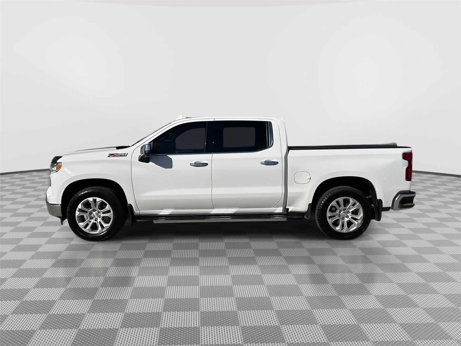 Vehicle photo 2