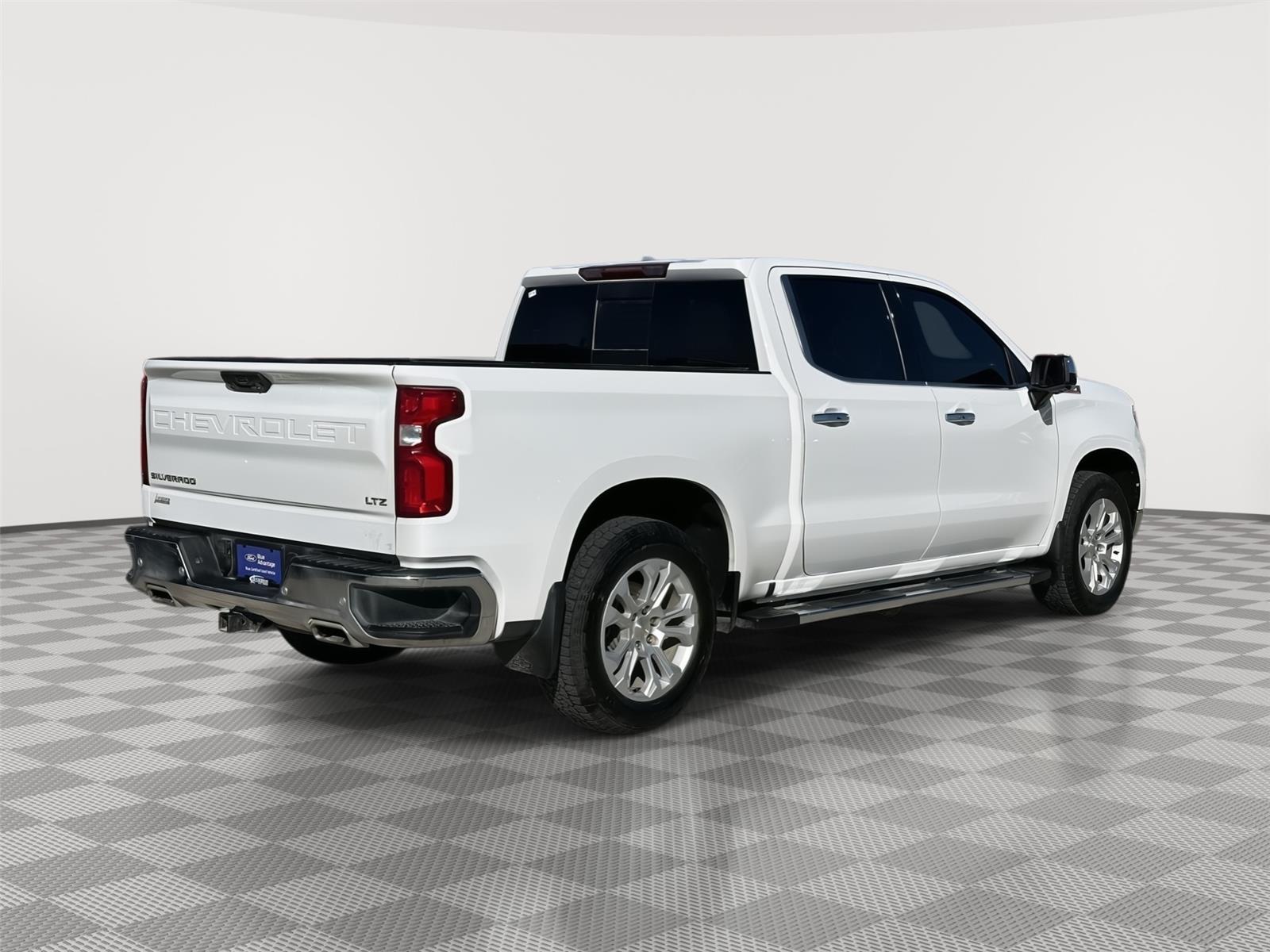 Vehicle photo 7