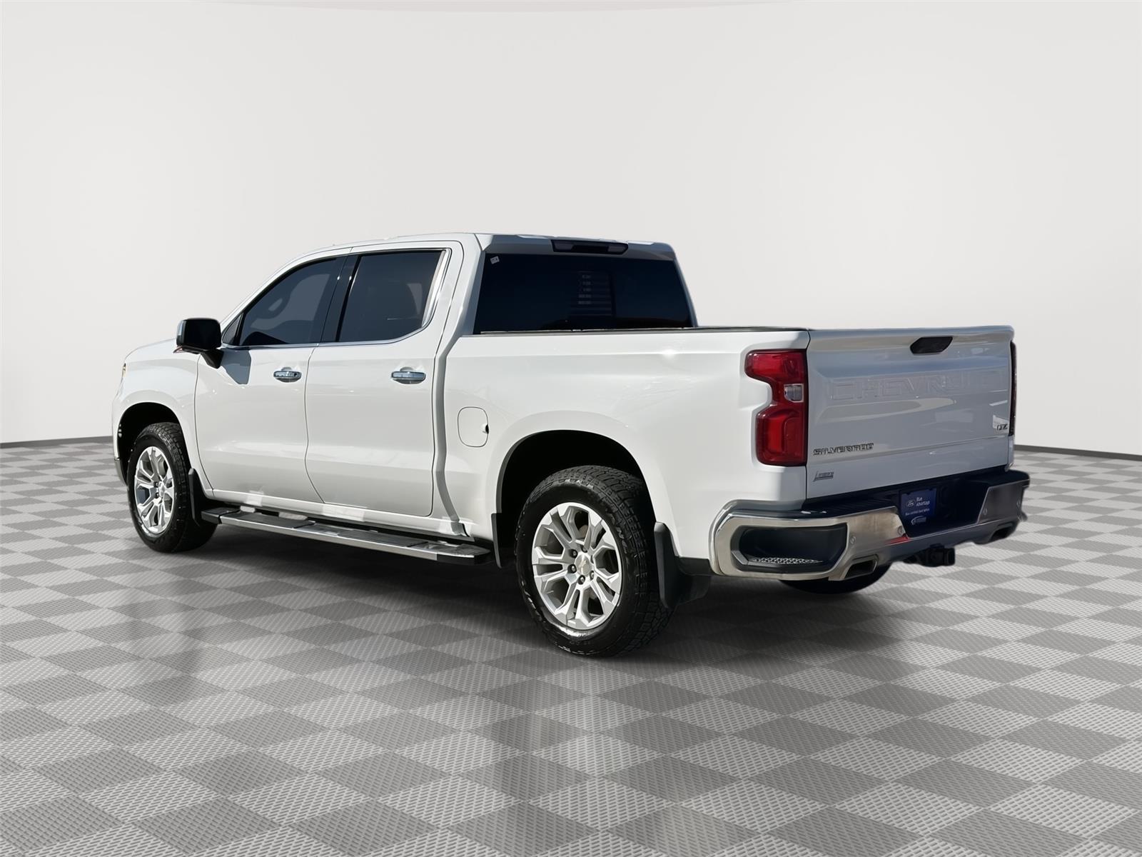 Vehicle photo 9