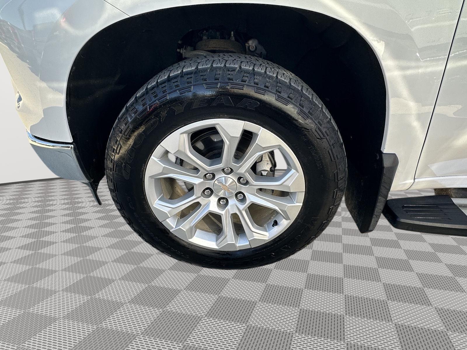 Vehicle photo 10