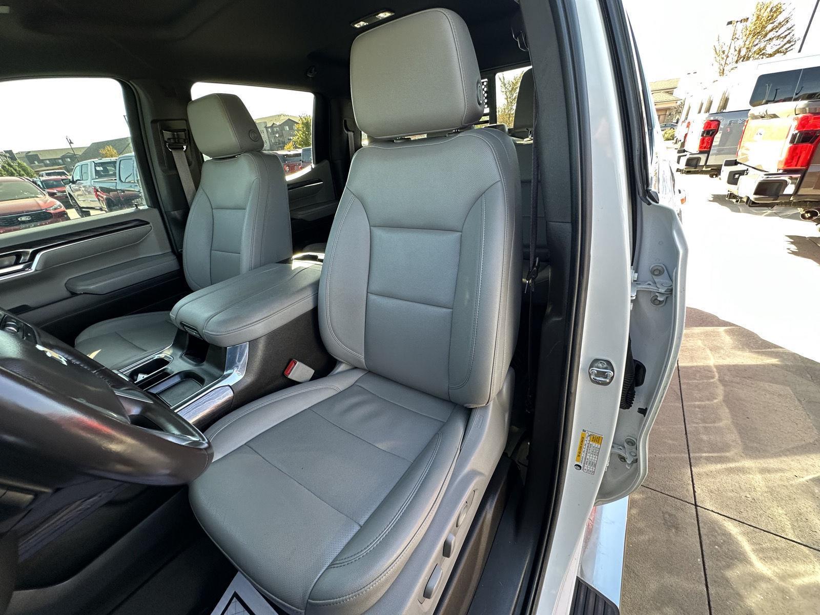 Vehicle photo 17