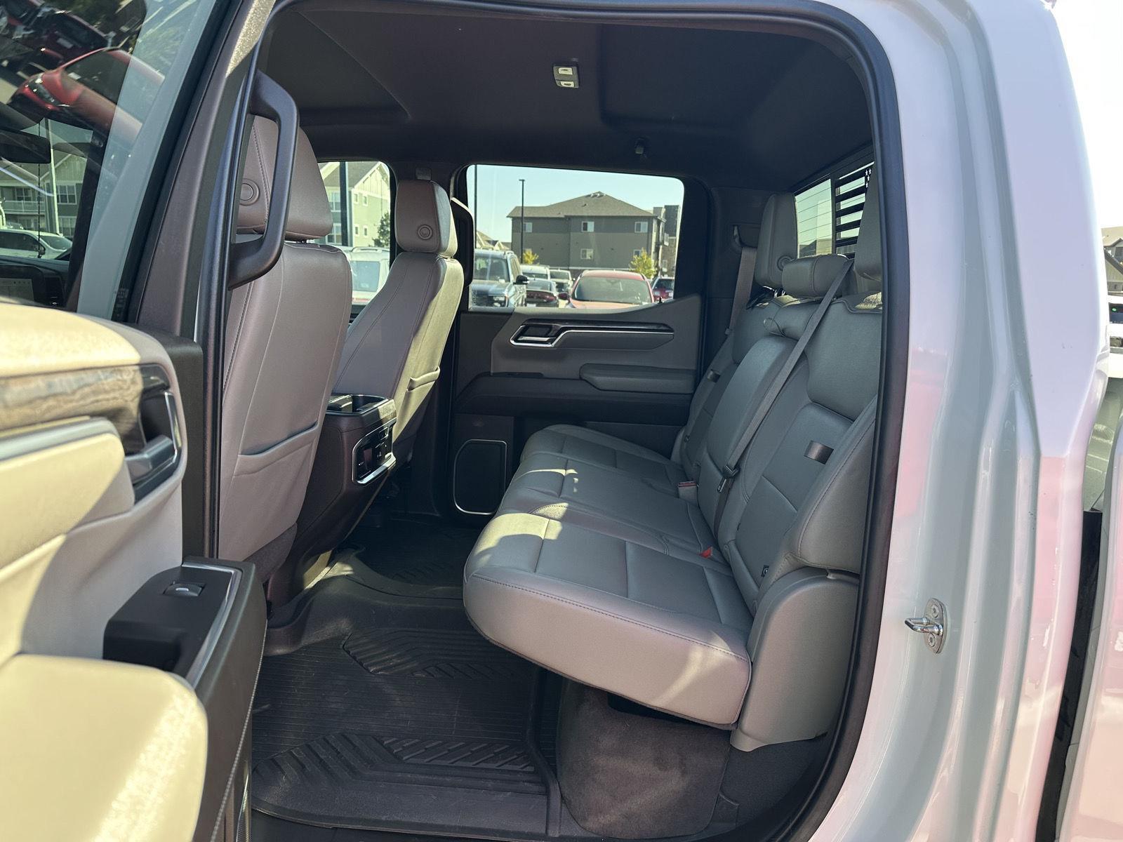 Vehicle photo 19