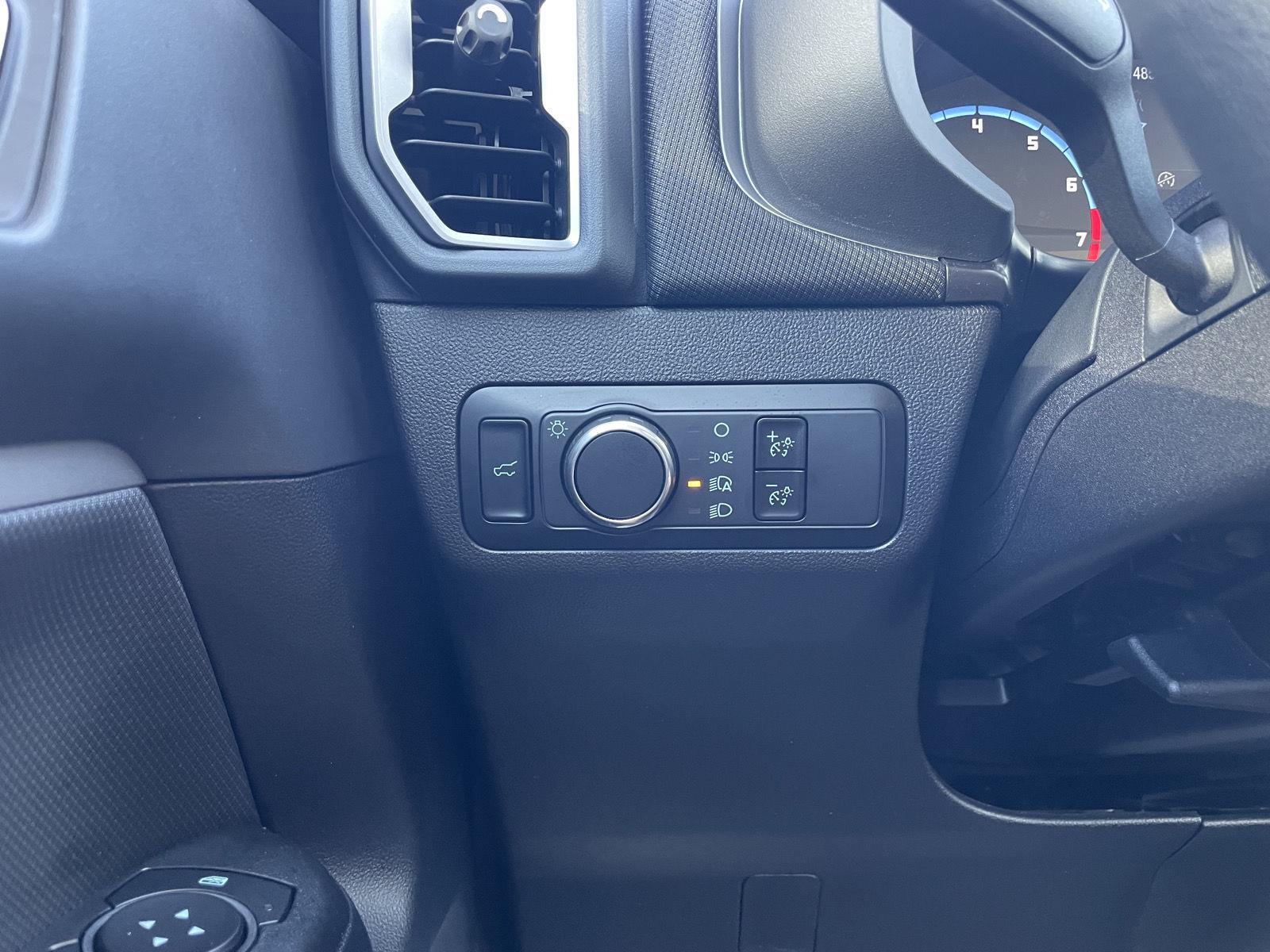 Vehicle photo 16