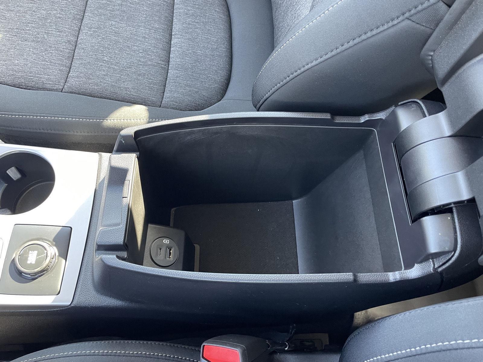 Vehicle photo 30