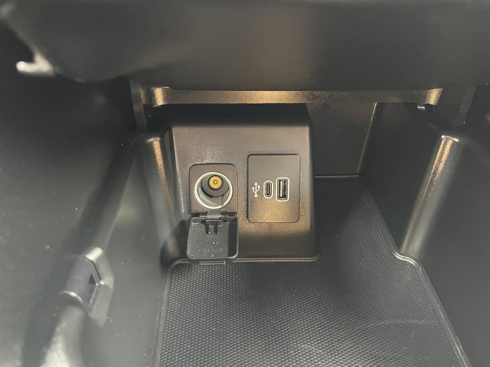 Vehicle photo 30