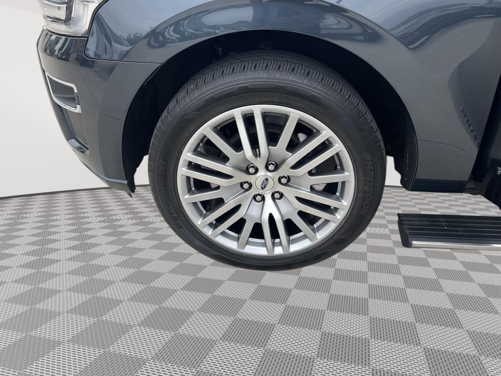 Vehicle photo 10