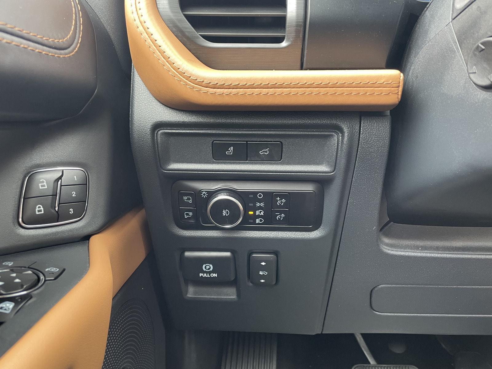 Vehicle photo 16
