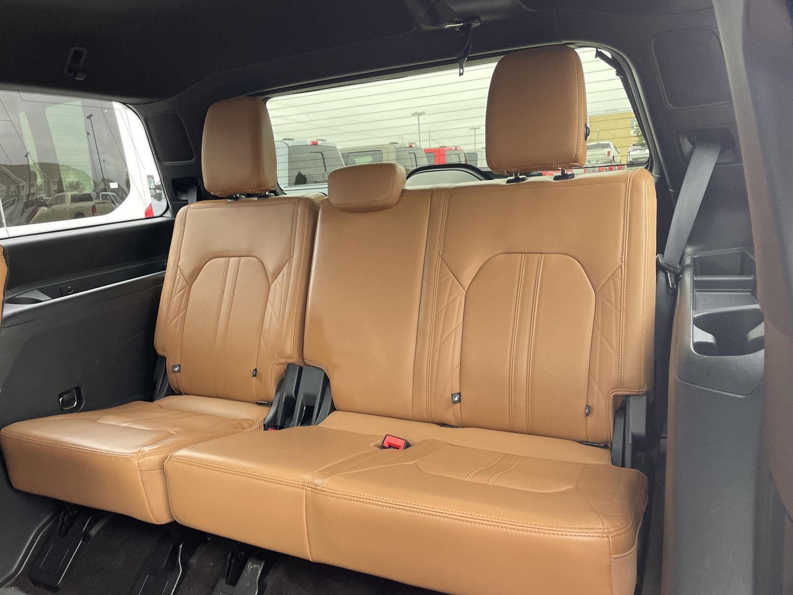 Vehicle photo 21