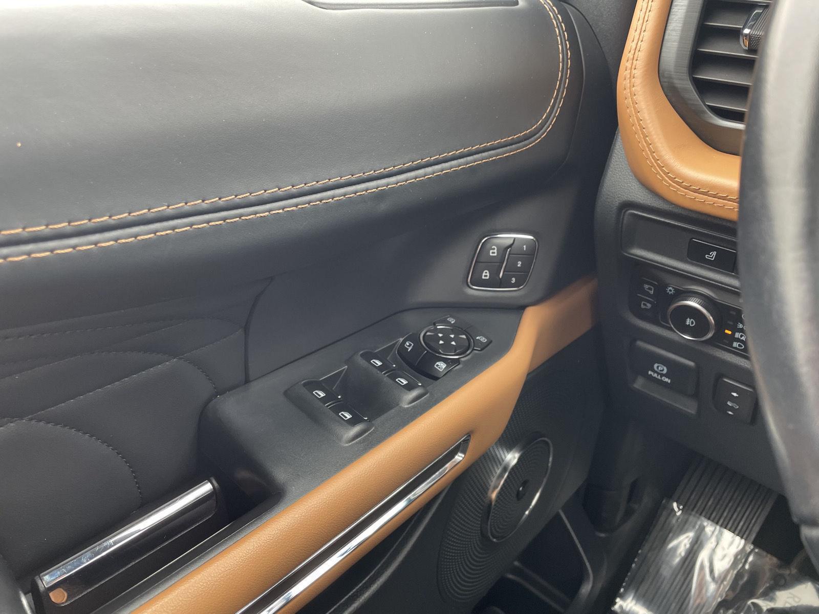 Vehicle photo 33
