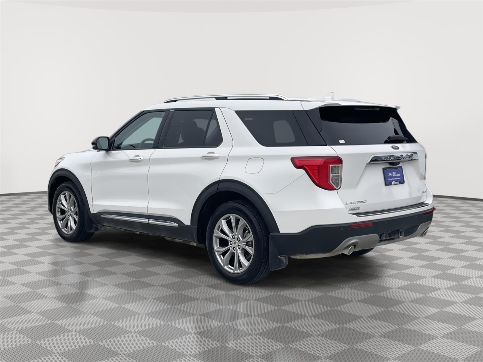 Vehicle photo 9