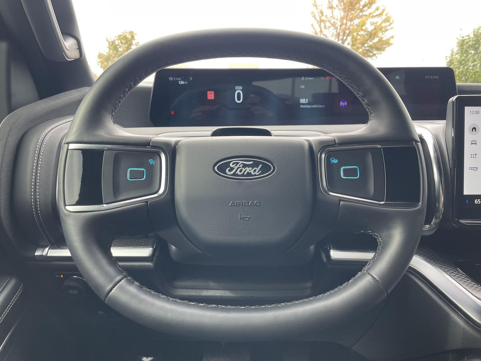 Vehicle photo 12