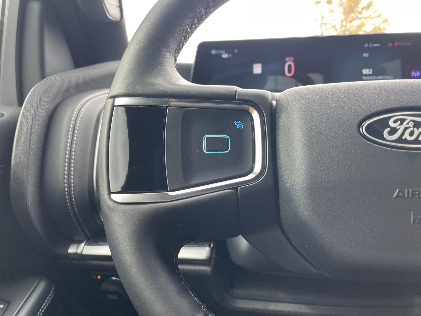Vehicle photo 13