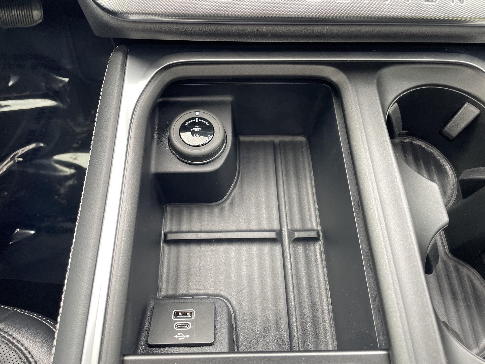 Vehicle photo 30