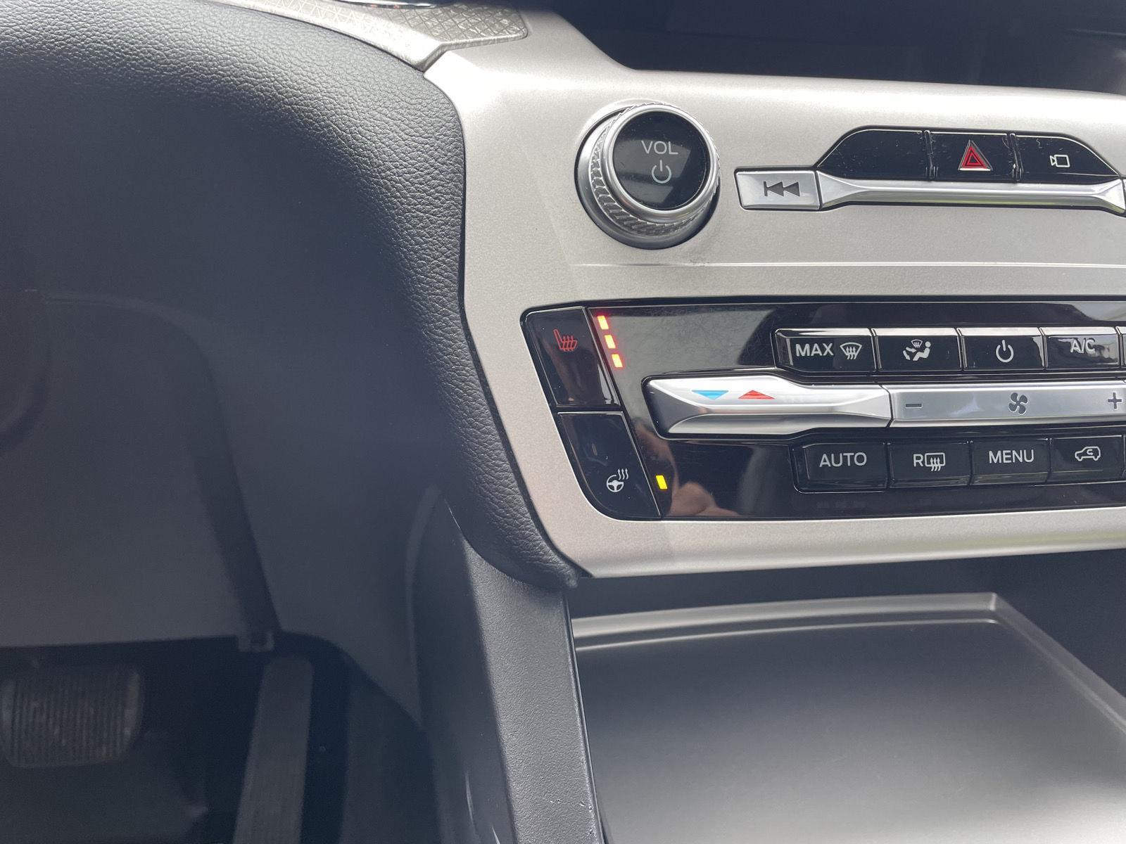 Vehicle photo 30