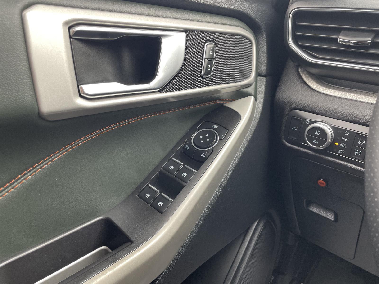 Vehicle photo 32