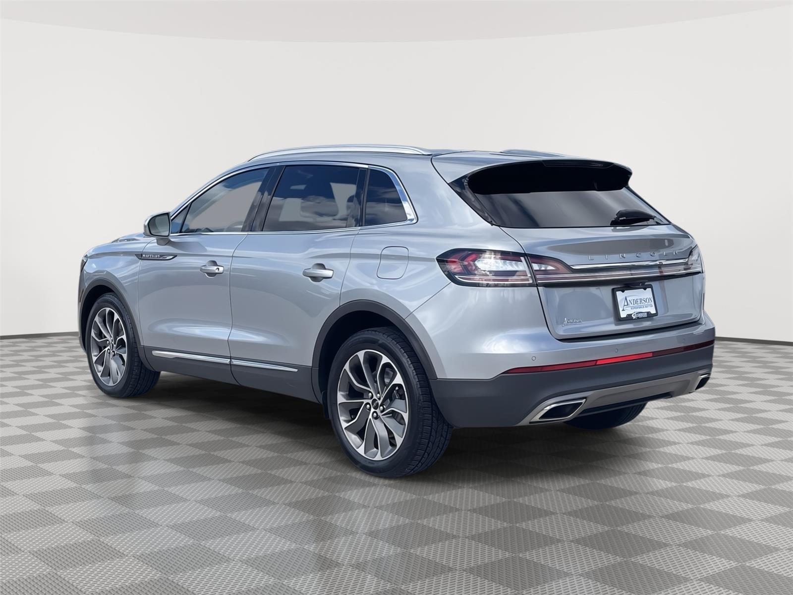 Vehicle photo 9