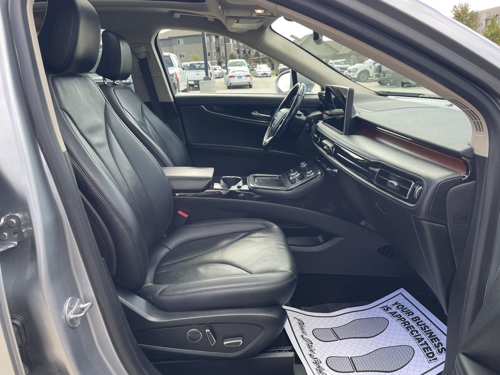 Vehicle photo 19