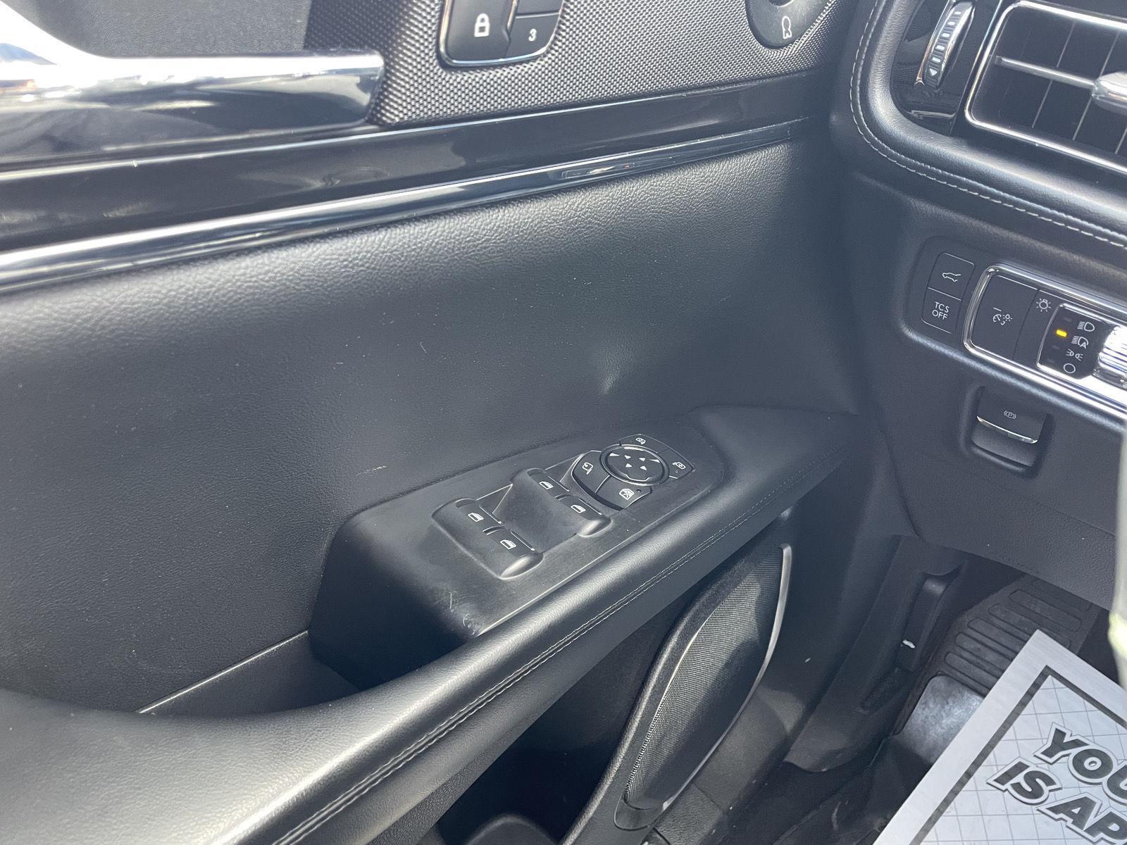 Vehicle photo 33