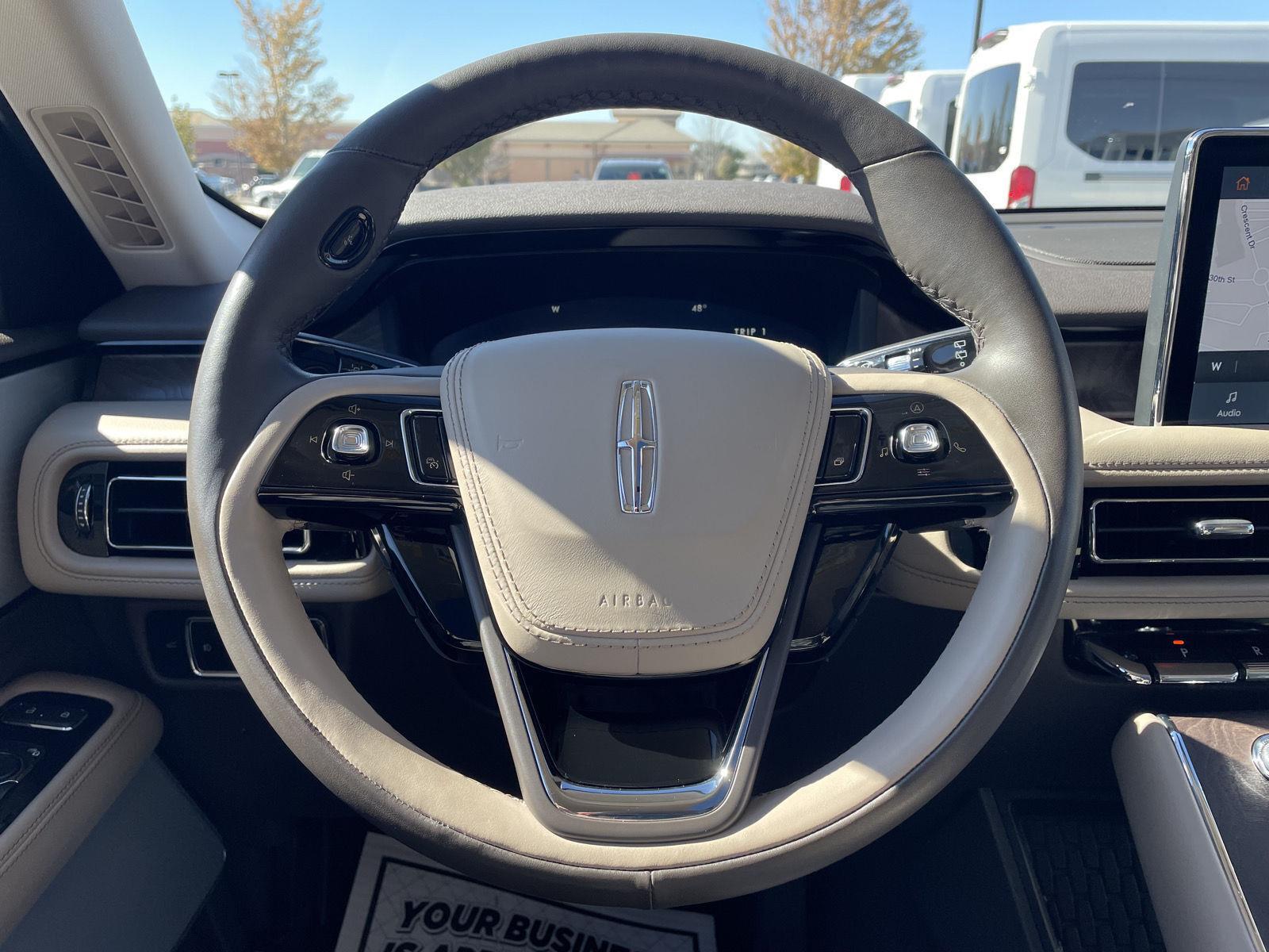 Vehicle photo 12
