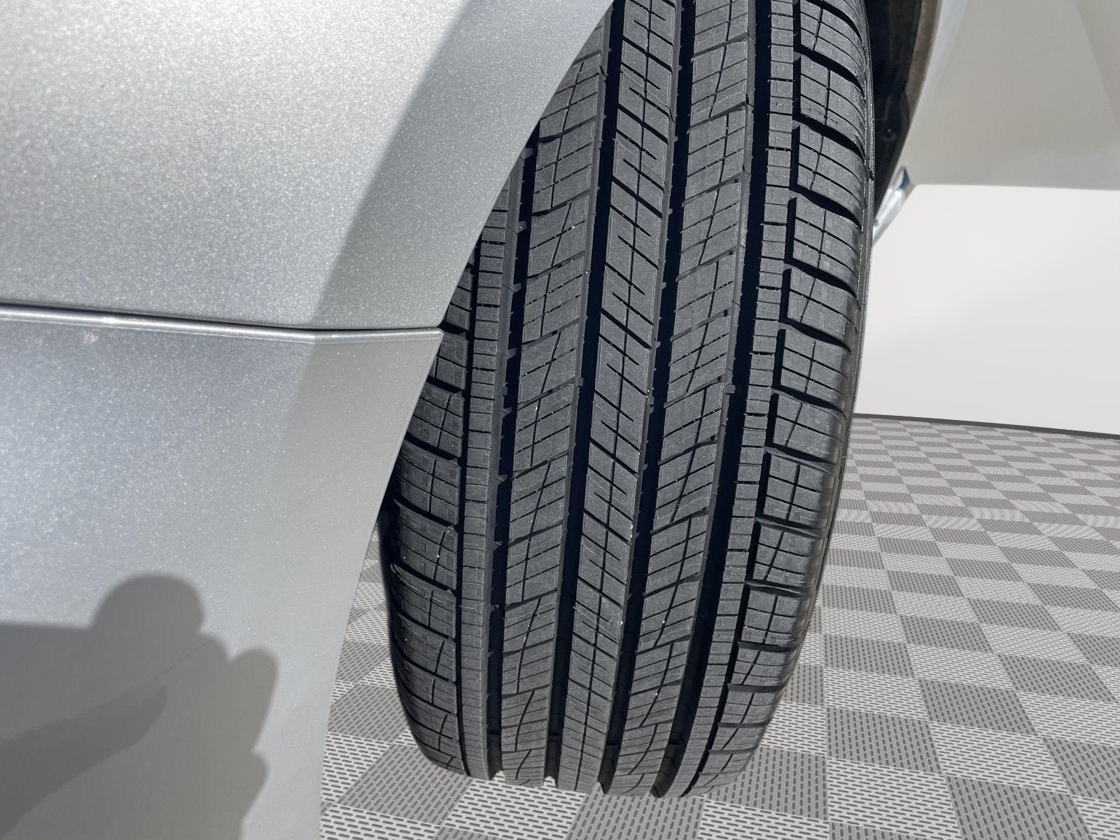 Vehicle photo 11