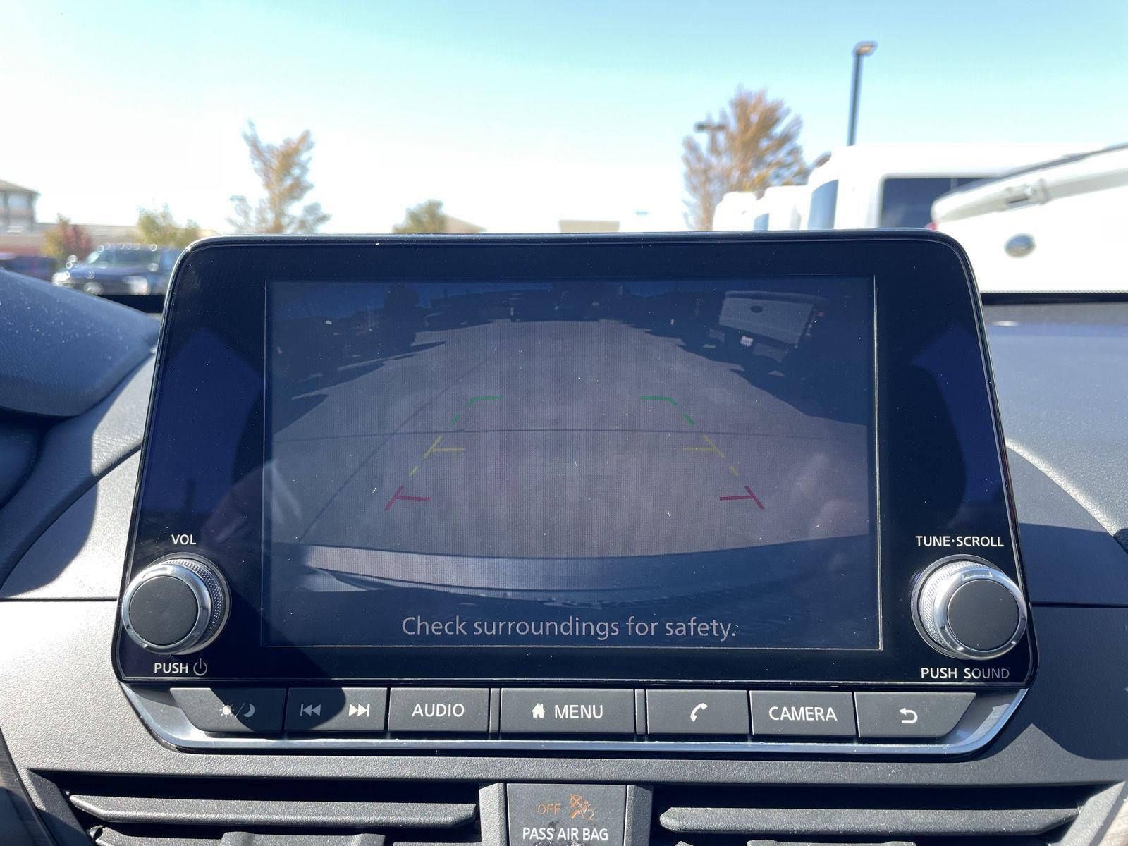 Vehicle photo 23