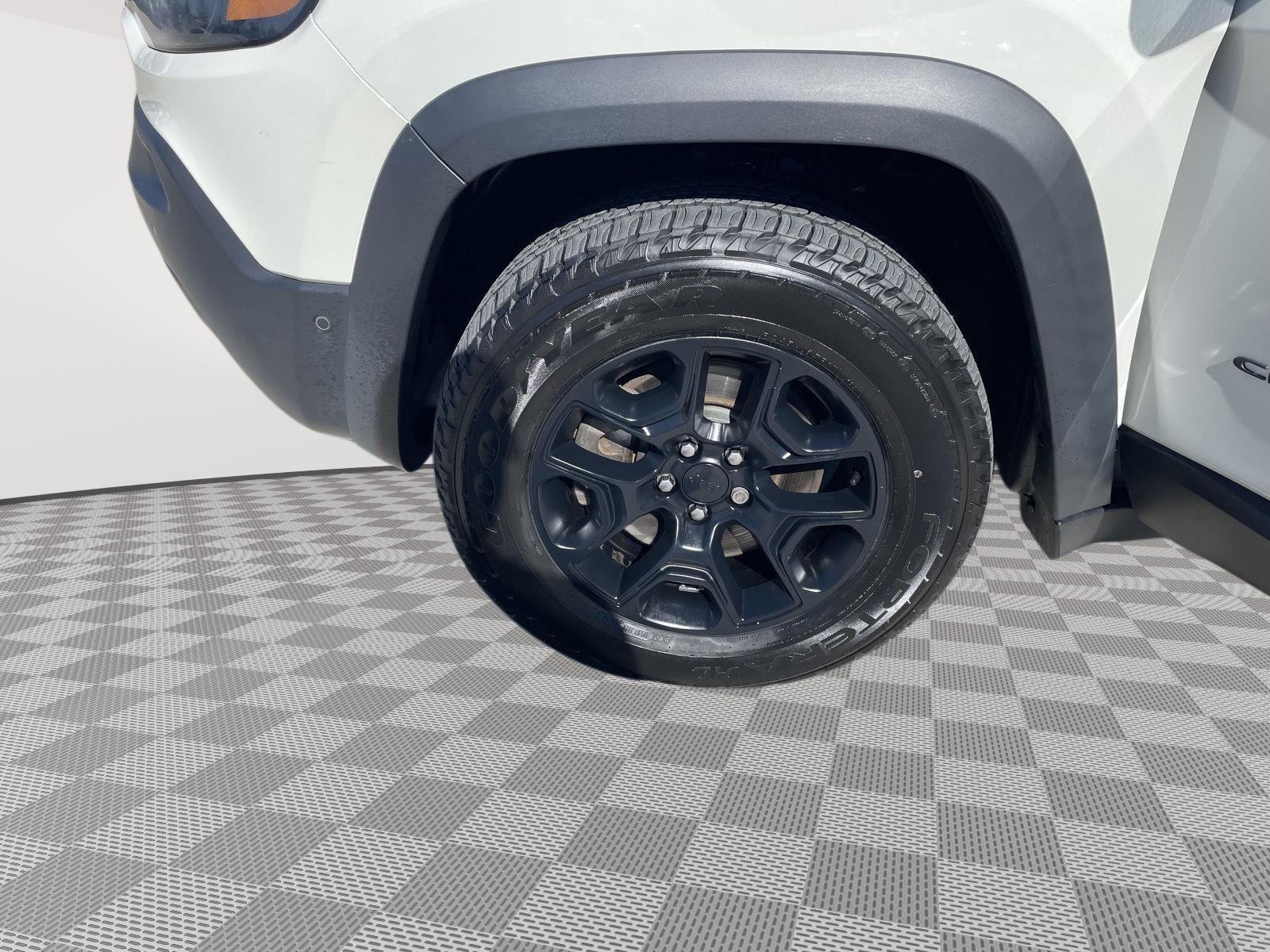 Vehicle photo 10