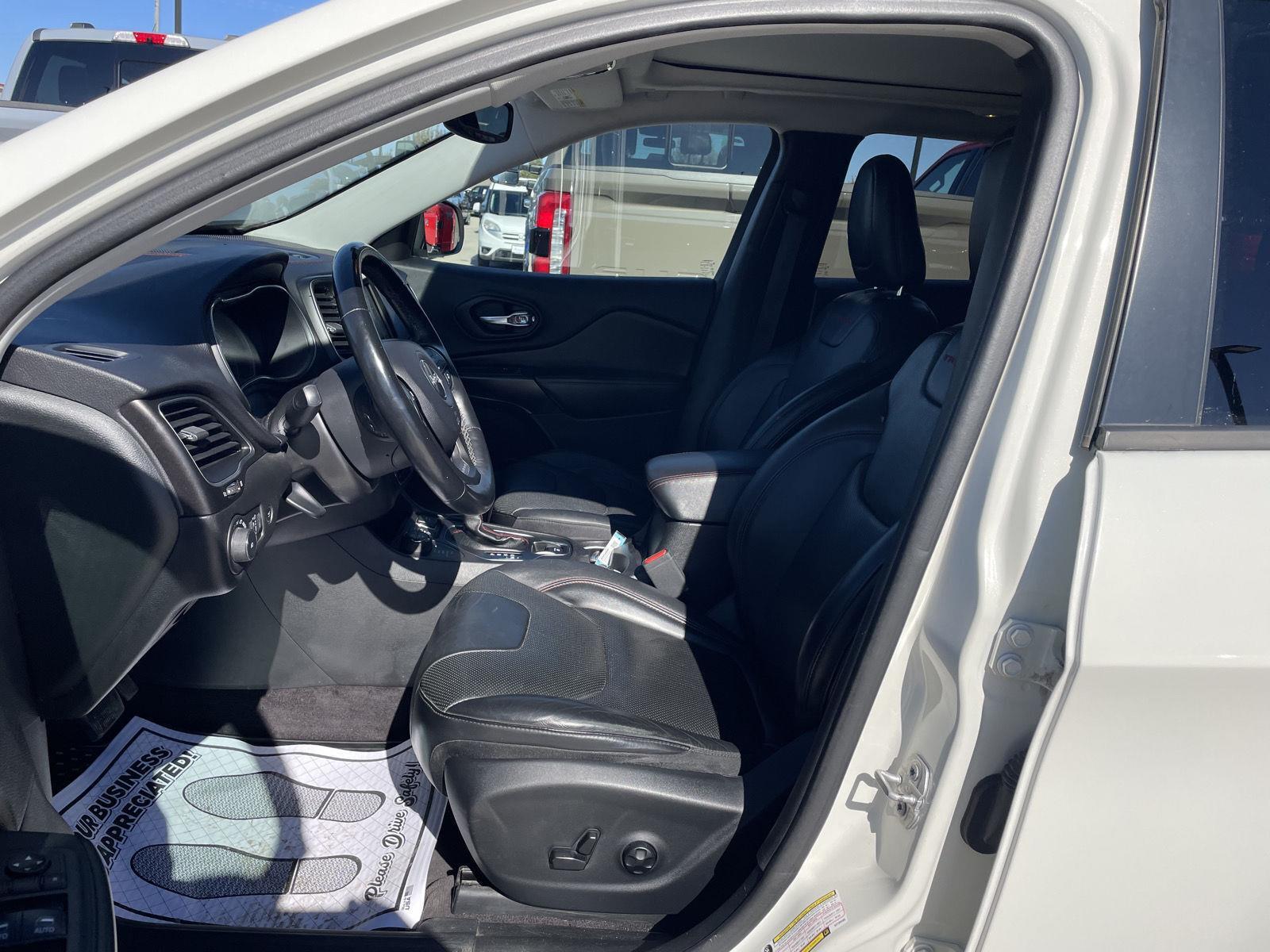 Vehicle photo 17