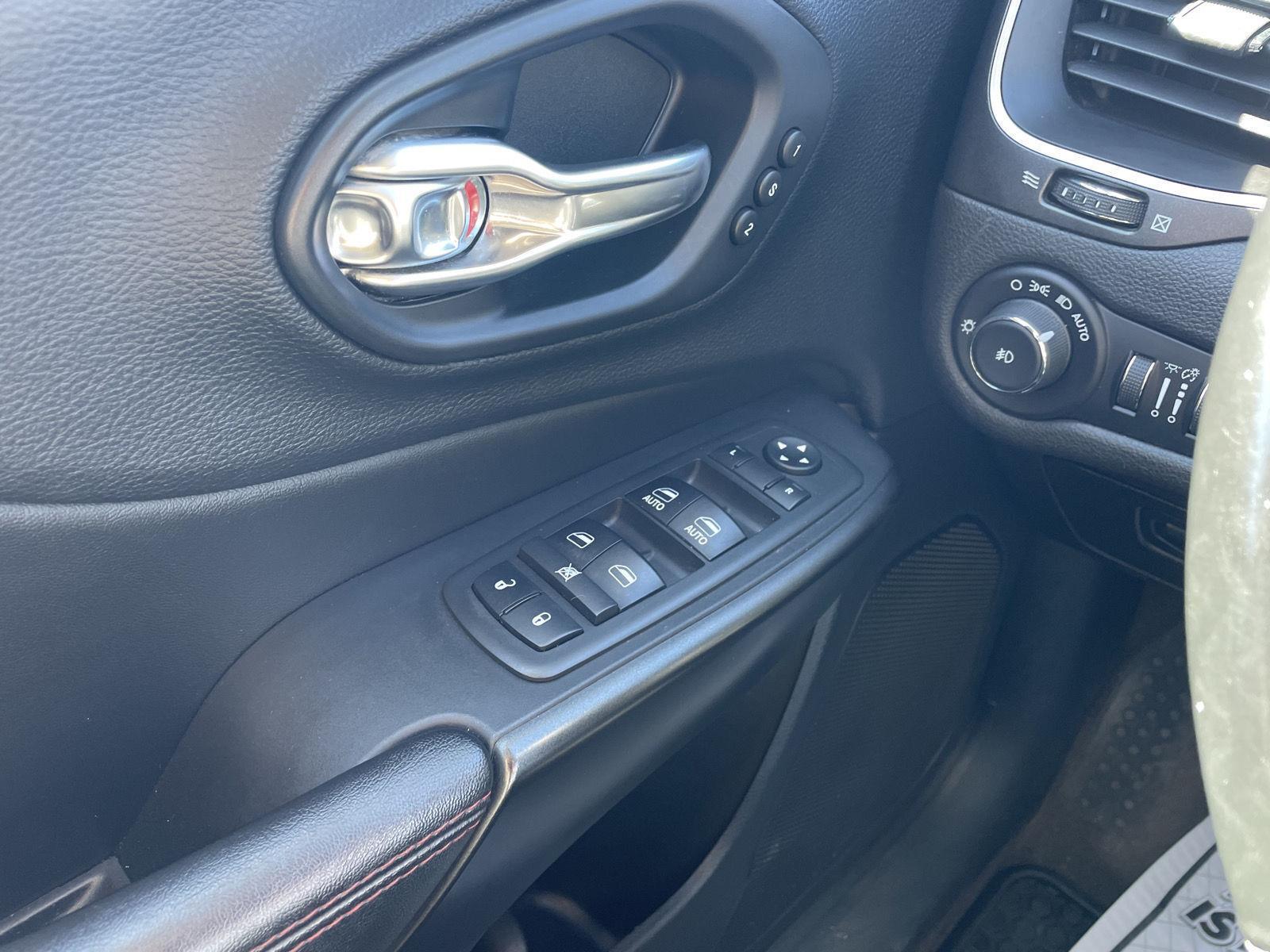 Vehicle photo 30