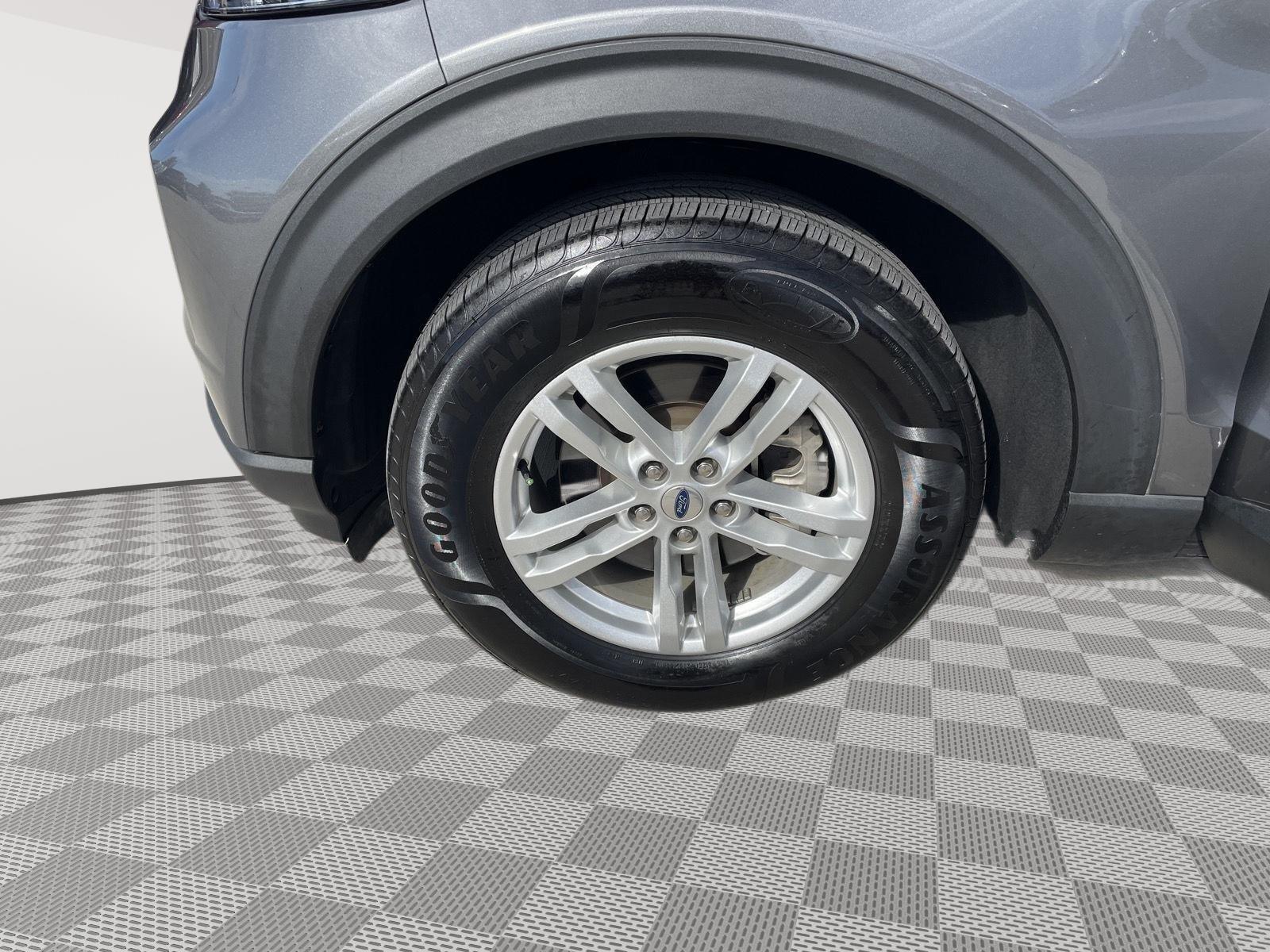Vehicle photo 10