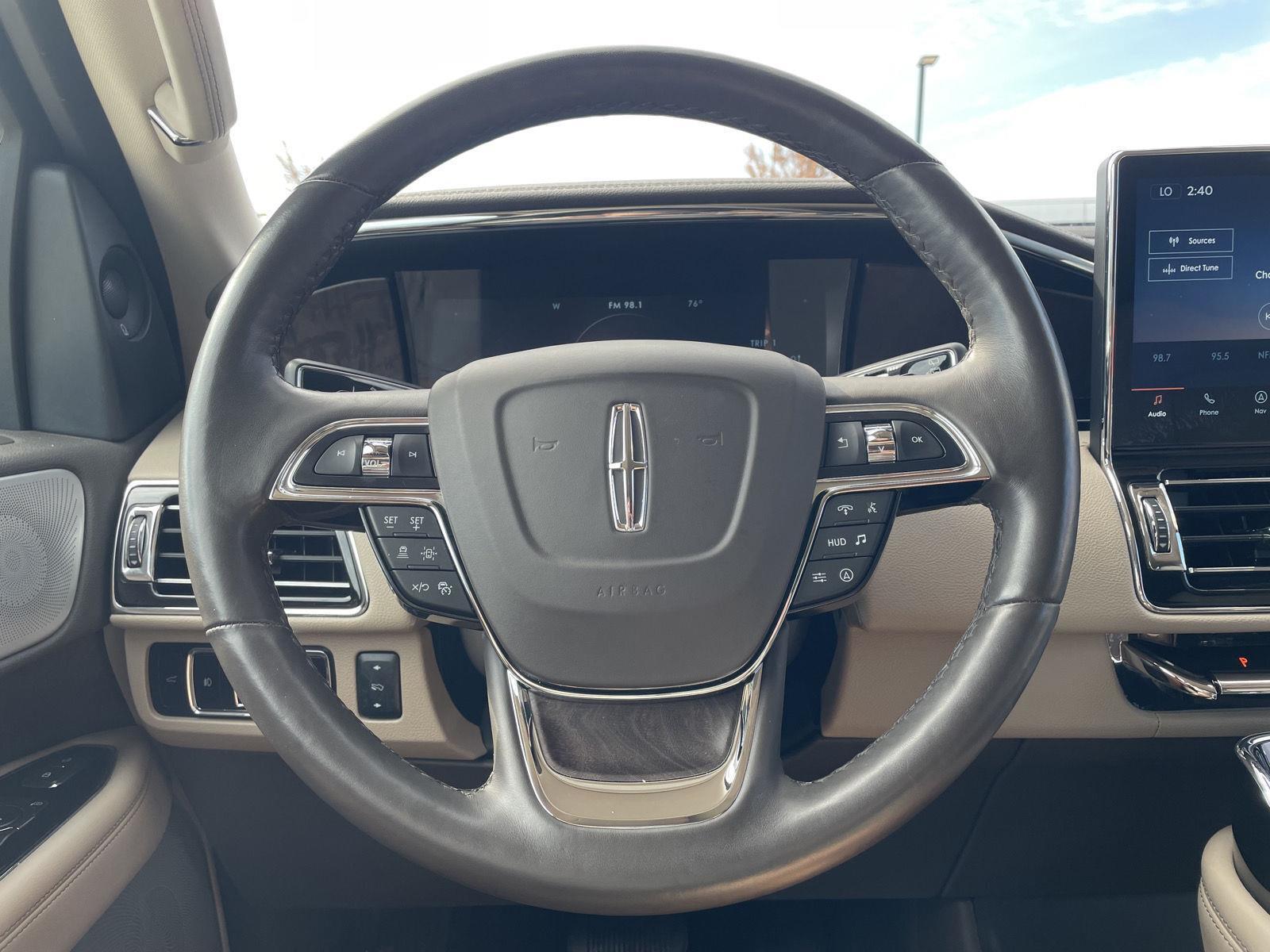 Vehicle photo 12