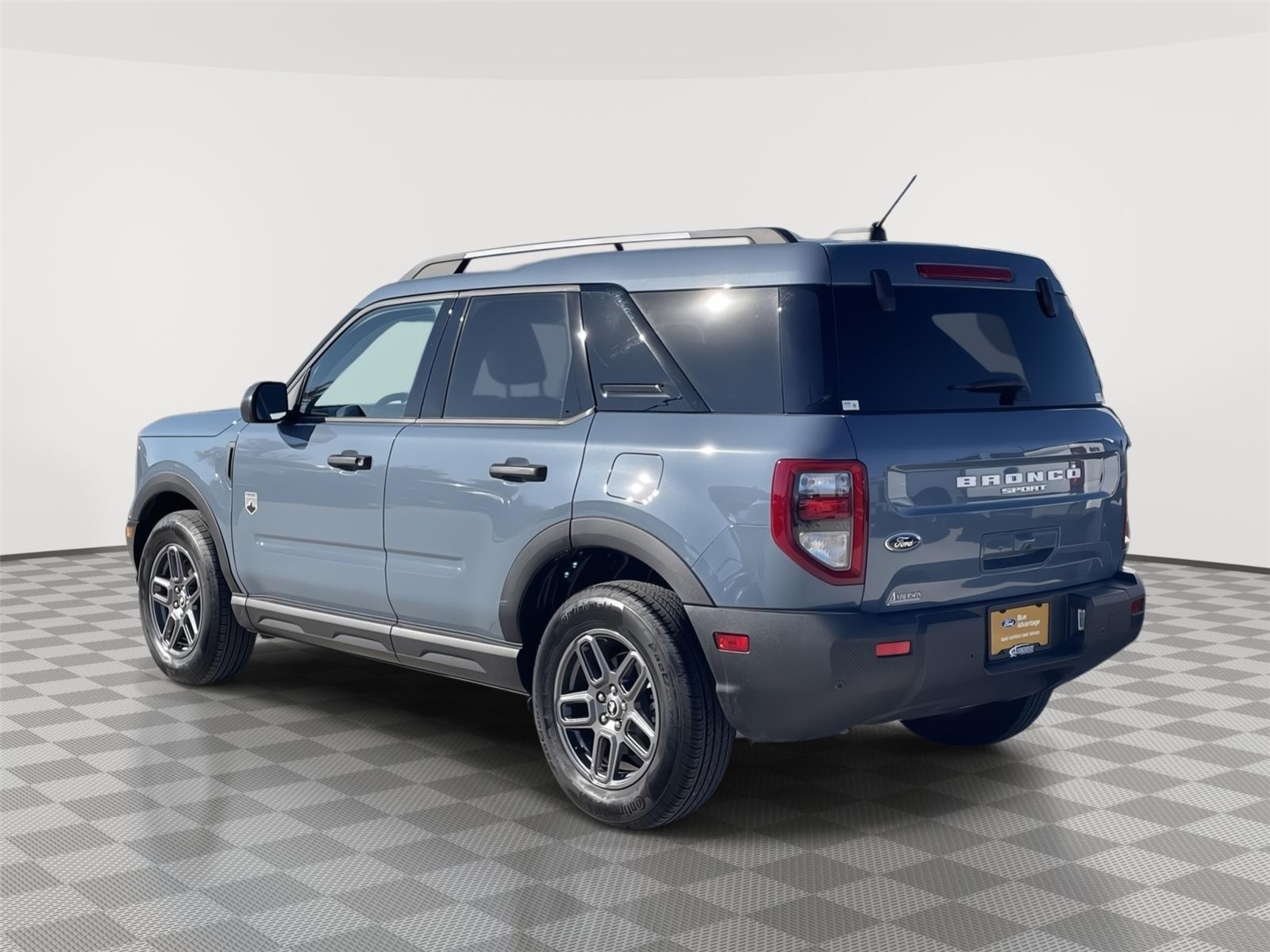 Vehicle photo 9