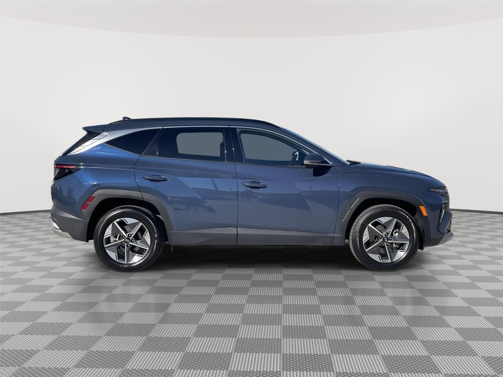 Vehicle photo 6