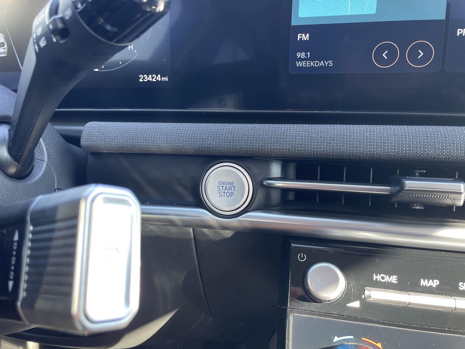 Vehicle photo 25