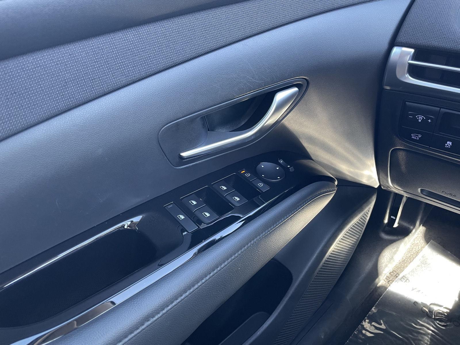 Vehicle photo 30