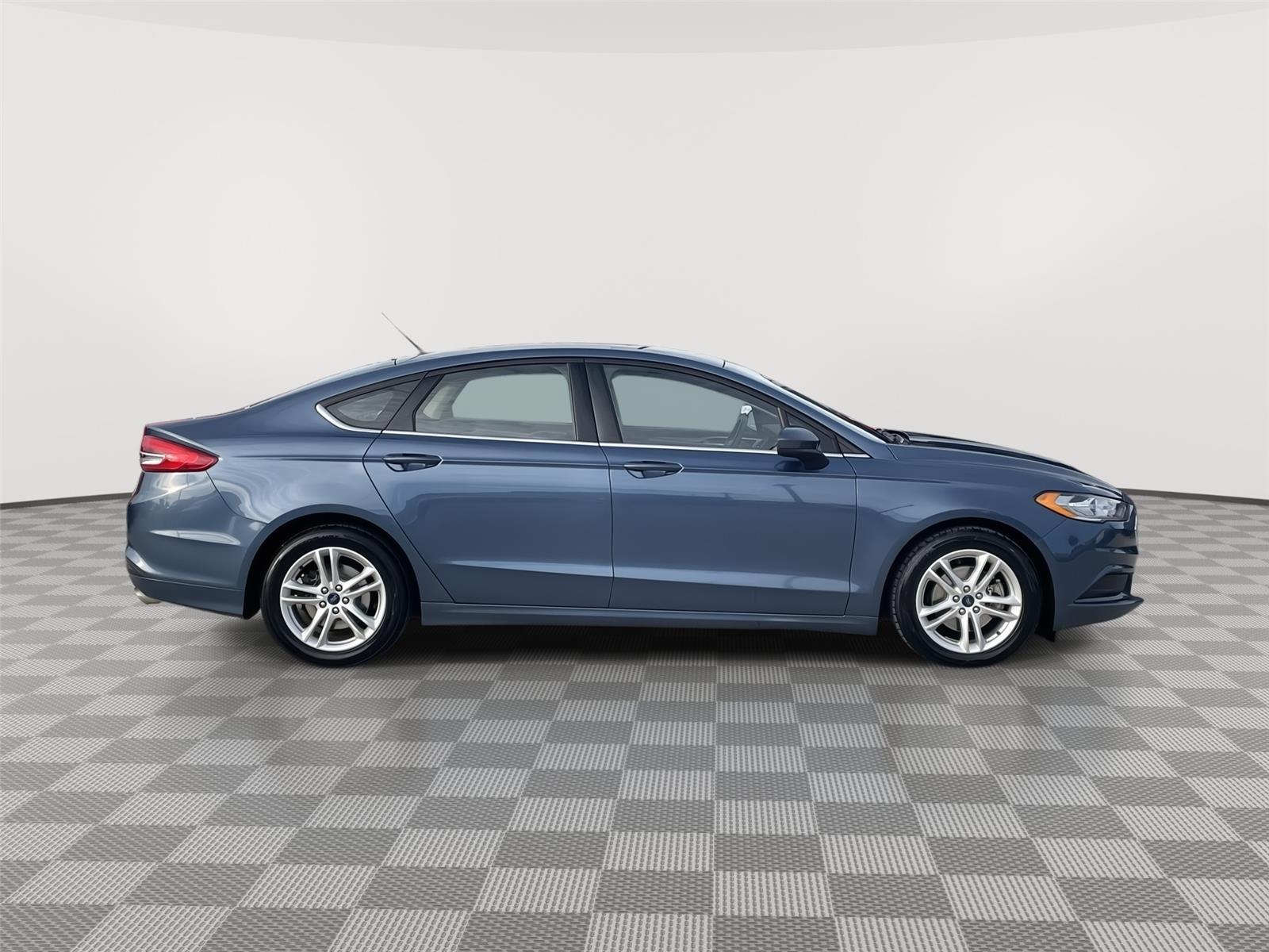 Vehicle photo 6