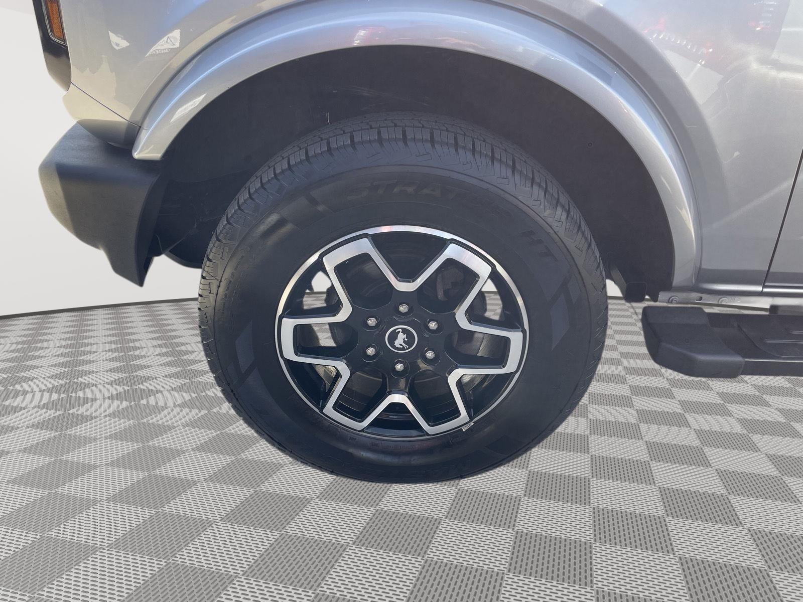 Vehicle photo 10