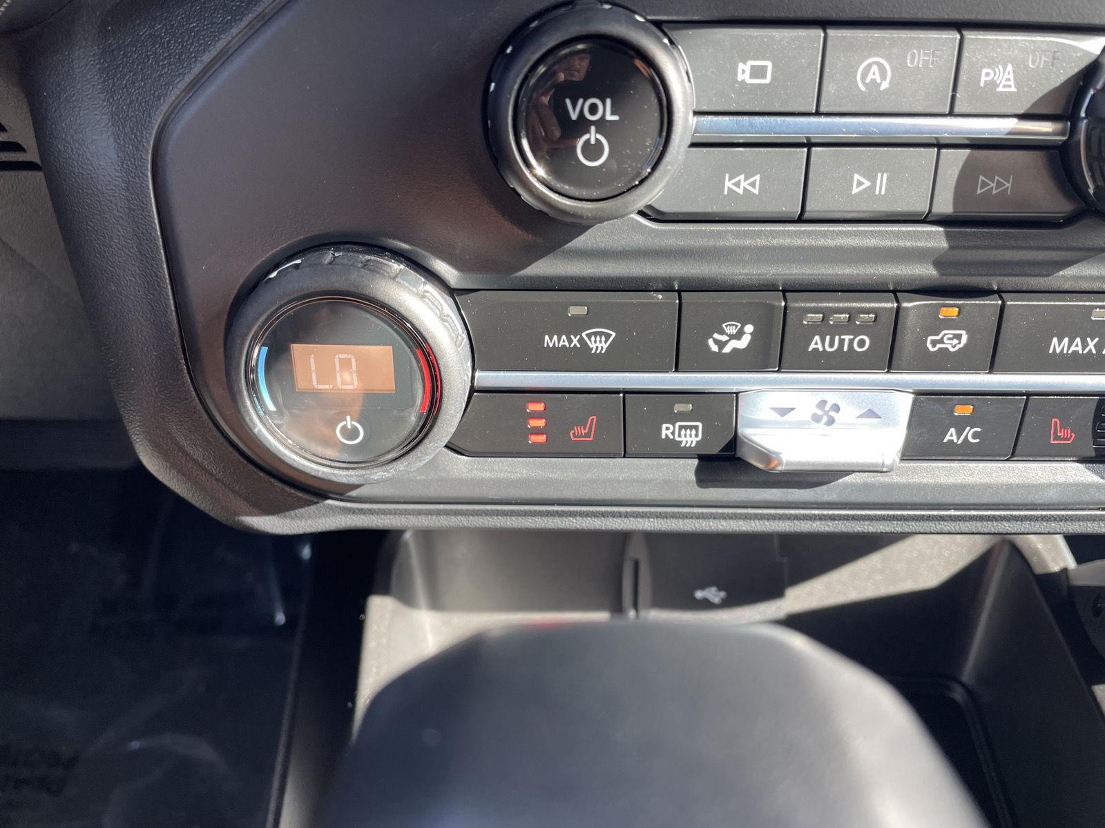 Vehicle photo 28