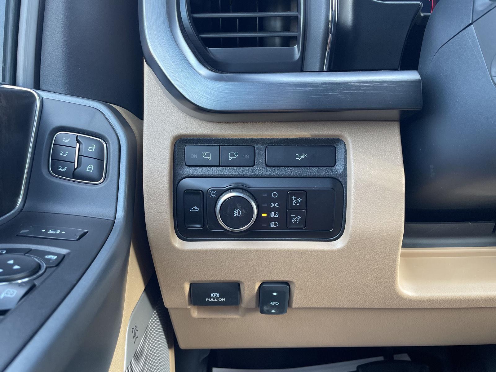 Vehicle photo 16